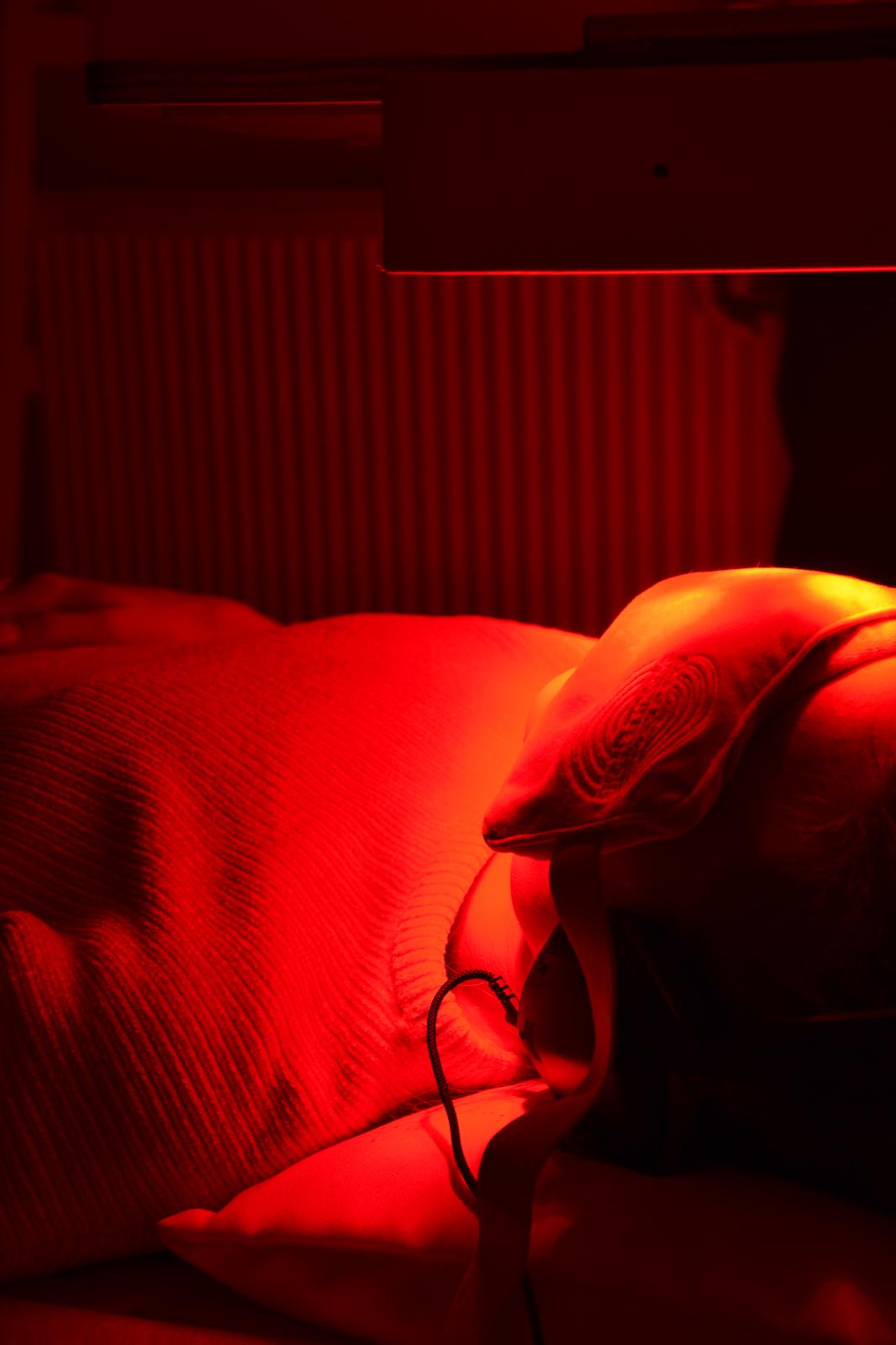 Detail relaxace se sluchátky a očním polštářkem